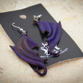 Flügelohrring Ohrhaken Ohrring Drachenflügel violett lila