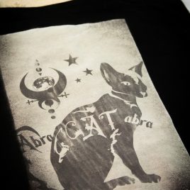 Beutel oder Turnbeutel Abra Cat abra Katze mystisch Lavendeldruck auf Bleichgrund