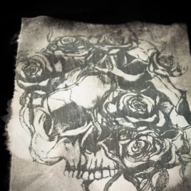 Beutel oder Turnbeutel Roseskull Schädel mit Rosen Lavendeldruck auf Bleichgrund