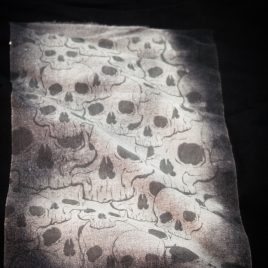 Beutel oder Turnbeutel Schädelinvasion Skullinvasion Lavendeldruck auf Bleichgrund