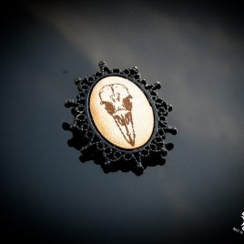 Brosche Rabenschädel Rabenkopf Krähe Skull Anstecknadel