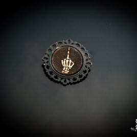 Brosche Stinkefinger Mittelfinger Skeletthand Skelett Knochenhand