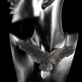 Kette Collier fliegender Rabe Flügel Crow Raven punziert Bergkristall 2 Varianten