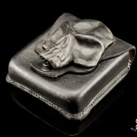 Gürteltasche handvernäht schwarz mit 3D Schädelapplikation aus Leder