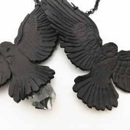 Kette Collier fliegender Rabe Flügel Crow Raven punziert Bergkristall 2 Varianten