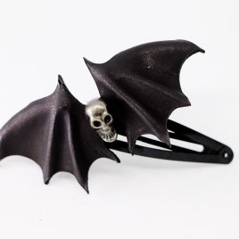 Haarspange schwarz 3D Fledermaus mit Skullniete